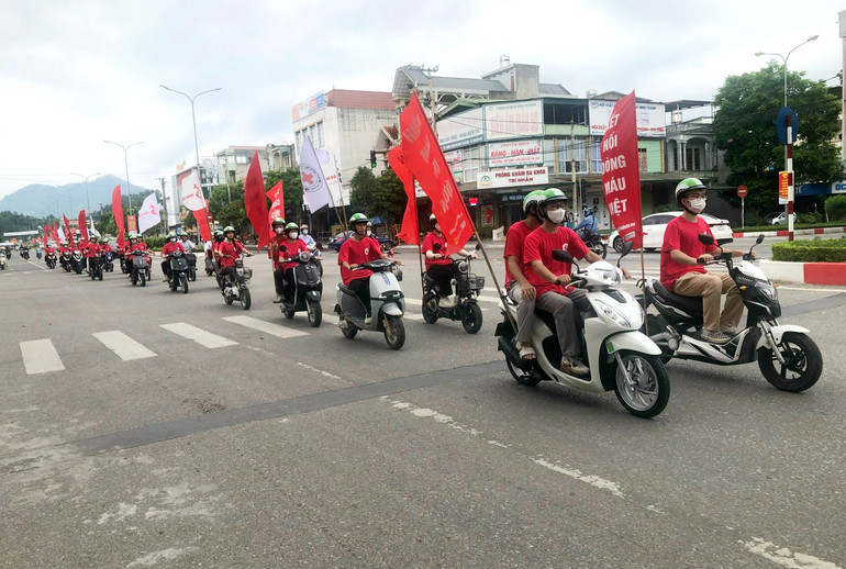 Diễu hành qua các khu vực đông dân cư trên địa bàn thành phố Bắc Kạn. hien mau 4.jpg