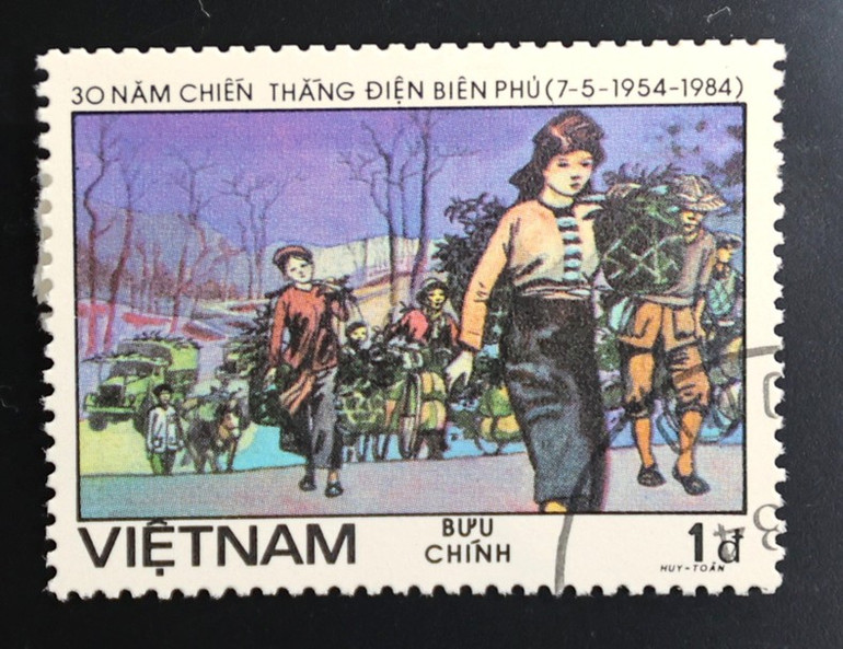Mẫu số 1487 thể hiện vai trò của lực lượng dân công hỏa tuyến trong chiến dịch Điện Biên Phủ lịch sử. Tem nằm trong bộ sưu tập cá nhân của nhà sưu tập Lê Hùng (Hà Nội). Mẫu số 1487 thể hiện vai trò của lực lượng dân công hỏa tuyến trong chiến dịch Điện Biên Phủ lịch sử. Tem nằm trong bộ sưu tập cá nhân của nhà sưu tập Lê Hùng (Hà Nội).