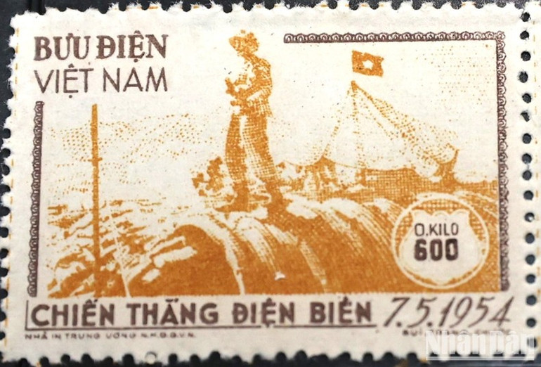 Bộ tem gồm 4 mẫu, tương đương 4 màu, được đánh số từ 030-033. Trong ảnh là chiếc tem màu kem đồng, mẫu 033. Chiếc tem này nằm trong bộ sưu tập cá nhân của nhà sưu tập Lê Hùng tại Hà Nội. Không lâu sau bộ tem này, họa sĩ Bùi Trang Chước bắt tay vào thiết kế mẫu quốc huy và sau này mẫu của ông cộng với phần chỉnh sửa của họa sĩ bậc thầy Trần Văn Cẩn được chọn làm quốc huy Việt Nam. Bộ tem gồm 4 mẫu, tương đương 4 màu, được đánh số từ 030-033. Trong ảnh là chiếc tem màu kem đồng, mẫu 033. Chiếc tem này nằm trong bộ sưu tập cá nhân của nhà sưu tập Lê Hùng tại Hà Nội. Không lâu sau bộ tem này, họa sĩ Bùi Trang Chước bắt tay vào thiết kế mẫu quốc huy và sau này mẫu của ông cộng với phần chỉnh sửa của họa sĩ bậc thầy Trần Văn Cẩn được chọn làm quốc huy Việt Nam.
