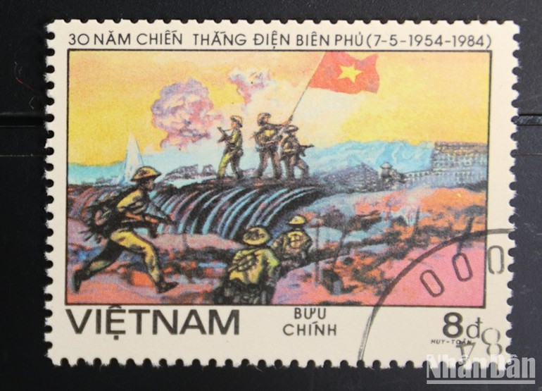Khoảnh khắc quân ta giương cao cờ trên hầm Đờ Cát được chọn làm hình ảnh kết thúc bộ tem Kỷ niệm năm 1984. Khoảnh khắc quân ta giương cao cờ trên hầm Đờ Cát được chọn làm hình ảnh kết thúc bộ tem Kỷ niệm năm 1984.