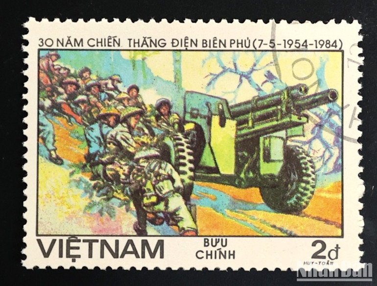 Mẫu tem 1488 thể hiện cảnh kéo pháo huyền thoại. So với bộ tem kỷ niệm 10 năm, thiết kế lần này rõ nét hơn. Tem nằm trong bộ sưu tập cá nhân của nhà sưu tập Lê Hùng (Hà Nội). Mẫu tem 1488 thể hiện cảnh kéo pháo huyền thoại. So với bộ tem kỷ niệm 10 năm, thiết kế lần này rõ nét hơn. Tem nằm trong bộ sưu tập cá nhân của nhà sưu tập Lê Hùng (Hà Nội).