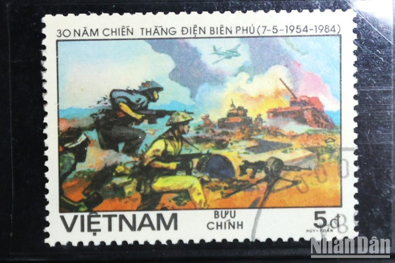 Mẫu 1490 thể hiện cảnh các chiến sĩ xông lên đánh chiếm cứ điểm. Tem nằm trong bộ sưu tập cá nhân của nhà sưu tập Lê Hùng (Hà Nội). Mẫu 1490 thể hiện cảnh các chiến sĩ xông lên đánh chiếm cứ điểm. Tem nằm trong bộ sưu tập cá nhân của nhà sưu tập Lê Hùng (Hà Nội).