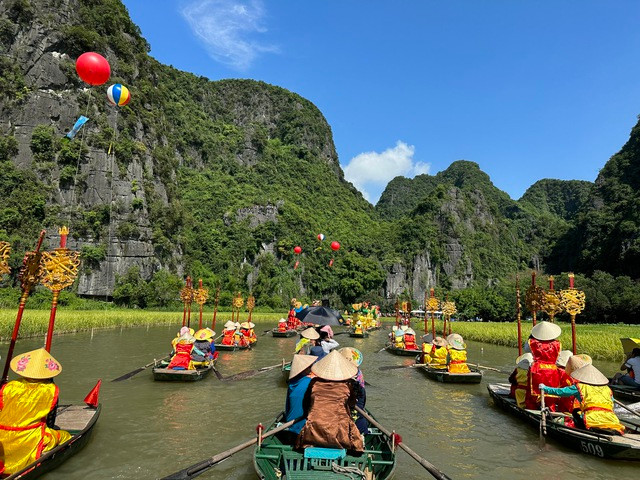Tuần Du lịch Ninh Bình năm 2024 có chủ đề "Sắc vàng Tam Cốc - Tràng An" - Ảnh: VGP/Diệp Anh Tuần Du lịch Ninh Bình năm 2024 có chủ đề "Sắc vàng Tam Cốc - Tràng An" - Ảnh: VGP/Diệp Anh