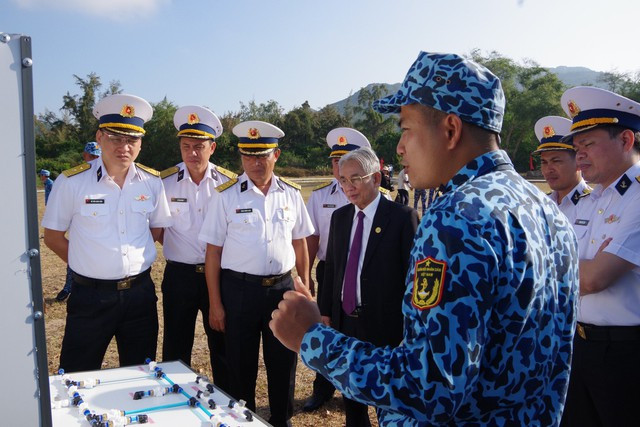 Giới thiệu mô hình huấn luyện tại Trung đoàn Tàu ngầm 196 - Ảnh: VGP/ Quang Đạo Giới thiệu mô hình huấn luyện tại Trung đoàn Tàu ngầm 196 - Ảnh: VGP/ Quang Đạo
