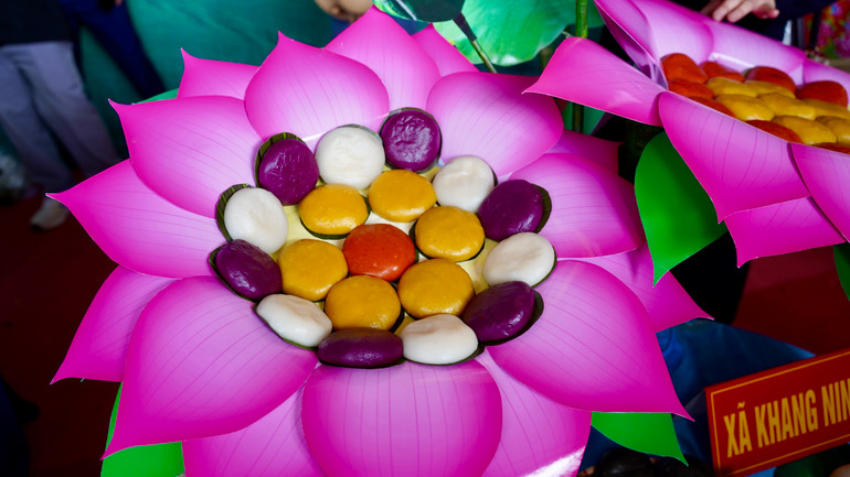 Bánh giầy được trang trí trên bông hoa sen của đội thi xã Khang Ninh (Ba Bể). Bánh giầy được trang trí trên bông hoa sen của đội thi xã Khang Ninh (Ba Bể).