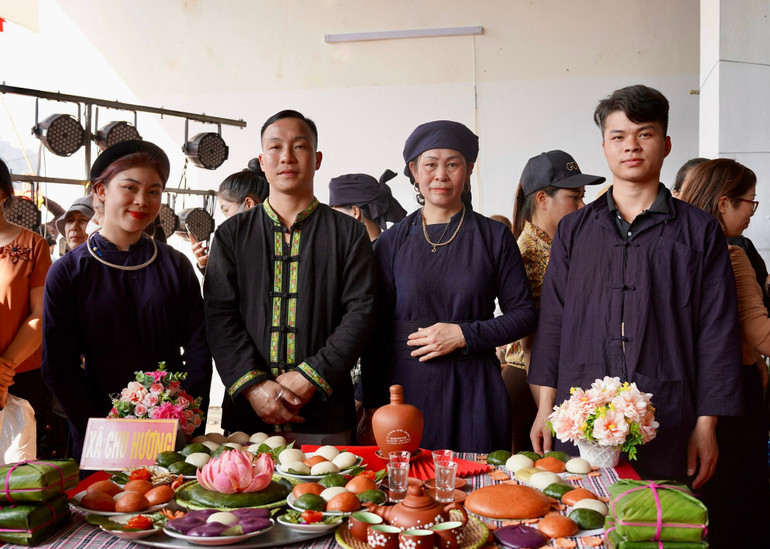 Các sản phẩm bánh giầy của đội thi xã Chu Hương (Ba Bể). Các sản phẩm bánh giầy của đội thi xã Chu Hương (Ba Bể).