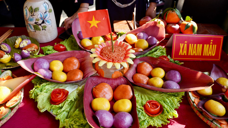 Những chiếc bánh giầy của xã Nam Mẫu (Ba Bể) được trình bày rất ấn tượng trên hoa chuối. Những chiếc bánh giầy của xã Nam Mẫu (Ba Bể) được trình bày rất ấn tượng trên hoa chuối.