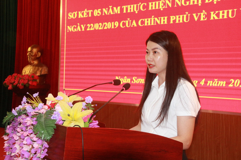Đồng chí Dương Thị Phương Quế, Phó Chủ tịch UBND huyện Ngân Sơn trình bày tham luận. IMG_9769.JPG