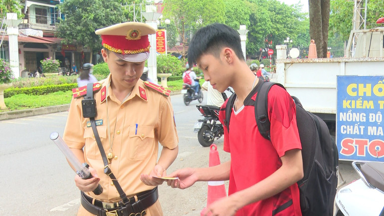 Lực lượng CSGT thành phố Bắc Kạn tăng cường tuần tra, kiểm soát, xử lý nghiêm vi phạm. 2993.jpg