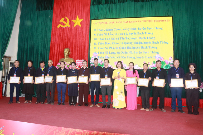 Đồng chí Đỗ Thị Hiền, Bí thư Huyện ủy Bạch Thông trao Giấy khen cho các tập thể xuất sắc. IMG_0224.JPG
