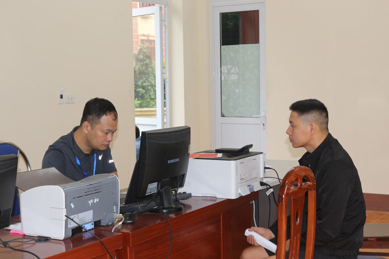 Người dân làm thủ tục hành chính tại Bộ phận một cửa huyện Pác Nặm. IMG_4743.JPG