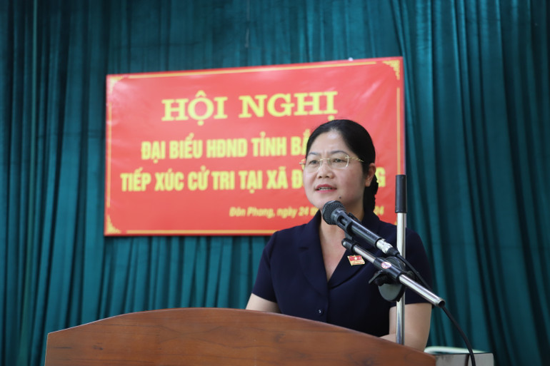 Đồng chí Hoàng Thu Trang, Phó Chủ tịch Thường trực HĐND tỉnh tiếp thu ý kiến, kiến nghị của cử tri xã Đôn Phong. IMG_7594.JPG