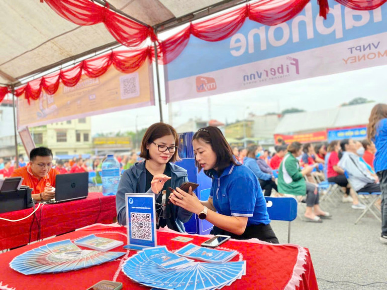 Nhân viên viễn thông hướng dẫn người dân sử dụng các ứng dụng số. IMG_4133.jpeg