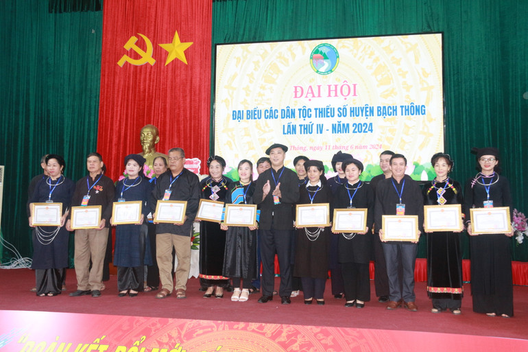 Đồng chí Hà Kim Oanh, Chủ tịch UBND huyện trao Giấy khen cho các cá nhân điển hình. IMG_0230.JPG