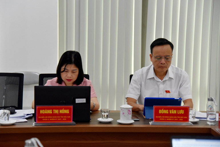 Đồng chí Phó Chủ tịch HĐND tỉnh Đồng Văn Lưu tham gia thảo luận tại Tổ số 3. NIK_3740.JPG