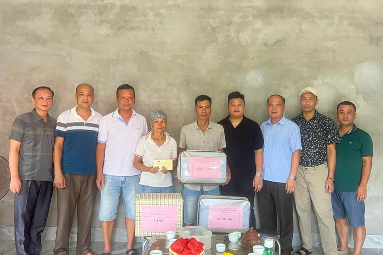 Lãnh đạo Ban Nội chính Tỉnh uỷ cùng các nhà tài trợ trao kinh phí hỗ trợ và quà cho gia đình bà Bàn Thị Thim. IMG_7987.jpeg