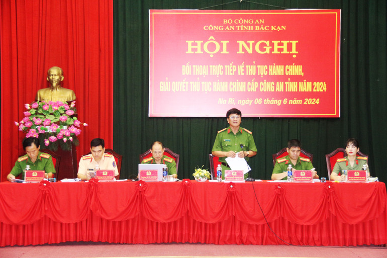Đại tá Nguyễn Thanh Tuân, Phó Giám đốc Công an tỉnh cùng lãnh đạo một số đơn vị liên quan và Công an huyện Na Rì điều hành Hội nghị đối thoại. IMG_0176.jpg