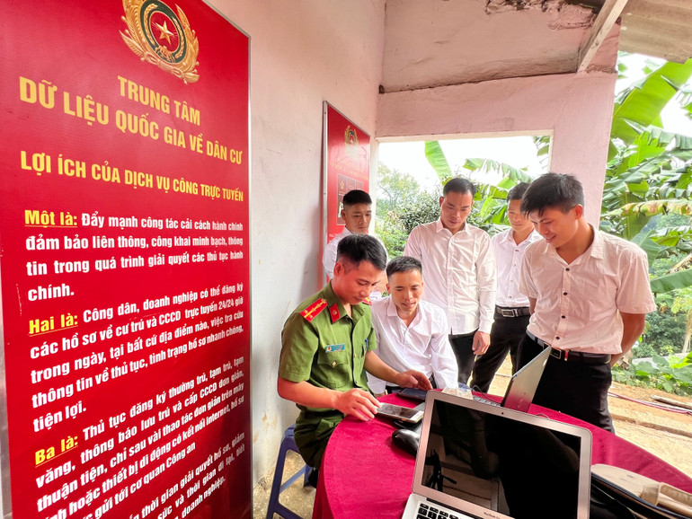 Cán bộ Công an cài đặt VNeID cho người dân xã Thượng Ân (Ngân Sơn). IMG_4374.jpeg