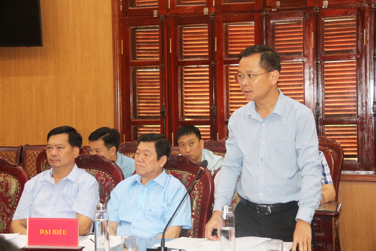 Đồng chí Nông Bình Cương, Bí thư Huyện ủy Ngân Sơn báo cáo một số vấn đề ở địa phương. IMG_0402.JPG