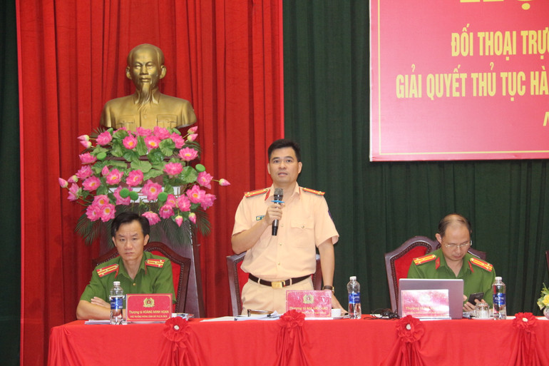 Thượng tá Ma Văn Hào, Trưởng phòng Cảnh sát giao thông, Công an tỉnh trả lời ý kiến vướng mắc của người dân liên quan đến cấp đổi biển số xe cơ giới đường bộ. IMG_0204.JPG