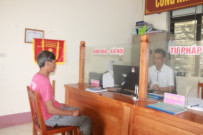 Người dân làm thủ tục hành chính tại Bộ phận một cửa xã Vi Hương (Bạch Thông). IMG_0041.JPG