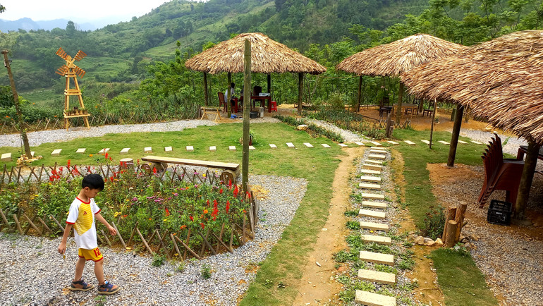 Điểm ngồi hóng mát, chụp ảnh tại chân đèo Khau Khang, thị trấn Vân Tùng của HTX Na Na.