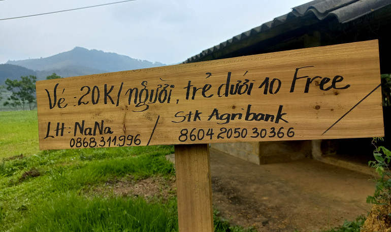 Chi phí vào vườn hoa chụp ảnh được công khai ngay tại vườn.