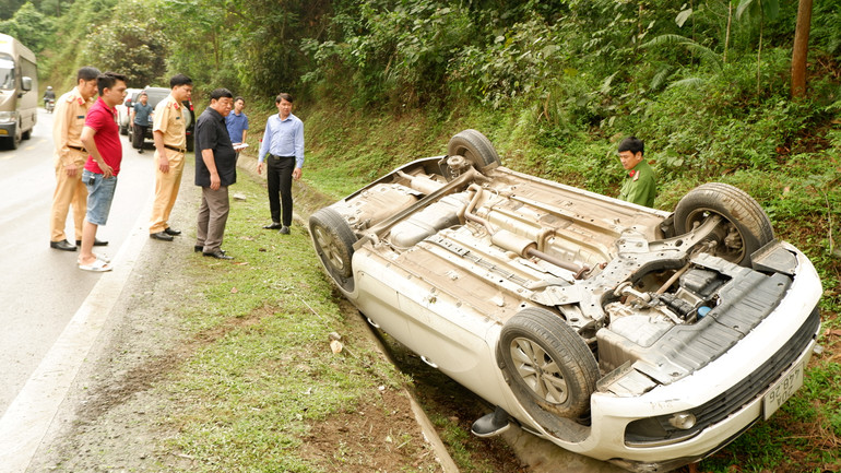 Lực lượng chức năng kiểm tra vị trí xảy ra TNGT, thống kê điểm đen, điểm tiềm ẩn tai nạn giao thông để có phương án xử lý. Ảnh: Vụ TNGT xảy ra tại Km182 +900 tại khu vực chân đèo Giàng hồi tháng 4/2023 rất may không có thiệt hại về người.