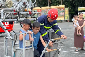 Hào hứng trải nghiệm làm "lính cứu hỏa"