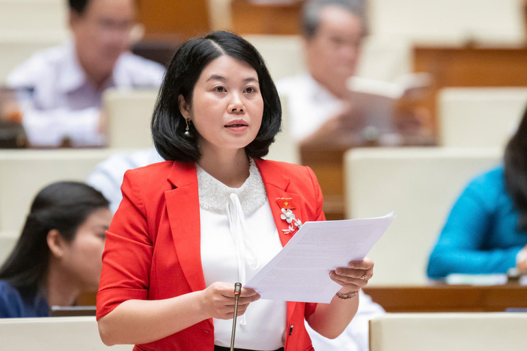 Đại biểu Nguyễn Thị Huế đề nghị cụ thể hóa chuyển đổi số trong dự thảo Luật Khoa học, công nghệ và đổi mới sáng tạo. 135.jpg
