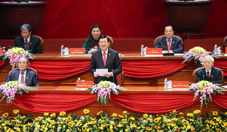 Sáng 28/1/2016, Lễ bế mạc Đại hội đại biểu toàn quốc lần thứ XII Đảng Cộng sản Việt Nam được tổ chức trọng thể tại Trung tâm Hội nghị quốc gia (Hà Nội). Đại hội diễn ra từ ngày 20 đến 28/1/2016 với sự tham dự của 1.510 đại biểu, đại diện cho hơn 4,5 triệu đảng viên trên cả nước. Đồng chí Nguyễn Phú Trọng được bầu làm Tổng Bí thư Ban Chấp hành Trung ương Đảng Cộng sản Việt Nam khóa XII. Trong ảnh: Chủ tịch nước Trương Tấn Sang thay mặt Đoàn Chủ tịch điều hành phiên bế mạc Đại hội XII. (Nguồn: TTXVN) Sáng 28/1/2016, Lễ bế mạc Đại hội đại biểu toàn quốc lần thứ XII Đảng Cộng sản Việt Nam được tổ chức trọng thể tại Trung tâm Hội nghị quốc gia (Hà Nội). Đại hội diễn ra từ ngày 20 đến 28/1/2016 với sự tham dự của 1.510 đại biểu, đại diện cho hơn 4,5 triệu đảng viên trên cả nước. Đồng chí Nguyễn Phú Trọng được bầu làm Tổng Bí thư Ban Chấp hành Trung ương Đảng Cộng sản Việt Nam khóa XII. Trong ảnh: Chủ tịch nước Trương Tấn Sang thay mặt Đoàn Chủ tịch điều hành phiên bế mạc Đại hội XII. (Nguồn: TTXVN)