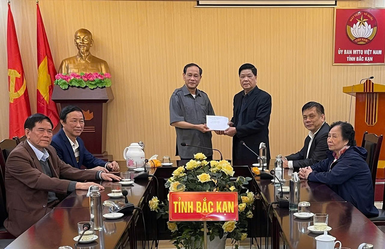 Đồng chí Mai Thế Dương, nguyên Ủy viên Trung ương Đảng, nguyên Phó Chủ nhiệm Thường trực Ủy ban Kiểm tra Trung ương, nguyên Bí thư Tỉnh ủy Bắc Kạn thay mặt BLL Hội Cán bộ Bắc Kạn tại Hà Nội trao kinh phí hỗ trợ "Tiếp sức mùa thi" cho Hội Khuyến học tỉnh Bắc Kạn. 1004.jpg