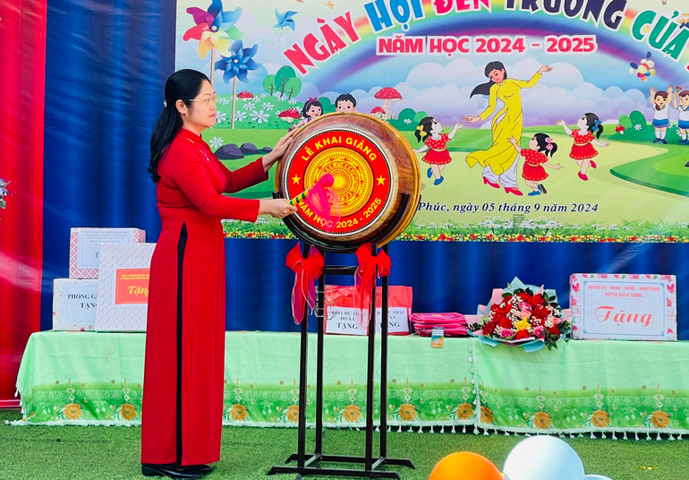 Bà Hoàng Thu Trang, Phó Chủ tịch Thường trực HĐND tỉnh đánh hồi trống khai giảng. chi-2-9986.jpg