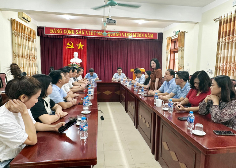 Đồng chí Hà Thị Ngần, Tổng Biên tập Báo Bắc Kạn phát biểu tại buổi làm việc với Báo Thái Nguyên. 1252.jpg