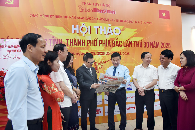 Các đại biểu trao đổi trước giờ khai mạc Hội thảo. nik-9928.jpg