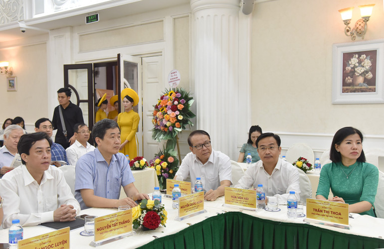 Đồng chí Phan Quý Phúc, Phó Tổng biên tập Báo Bắc Kạn và đại biểu lãnh đạo các Báo Đảng tham dự Hội thảo. nik-9947.jpg