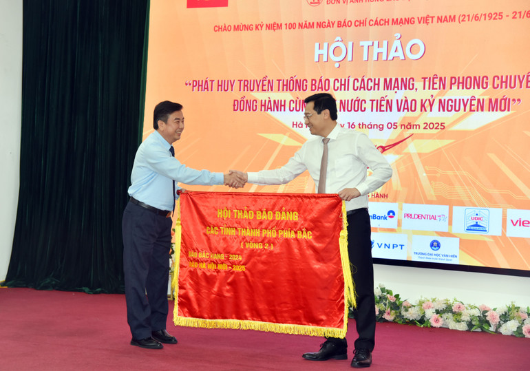 Trao cờ luân lưu tổ chức Hội thảo Báo Đảng các tỉnh, thành phố phía Bắc năm 2026 cho Trung tâm Truyền thông tỉnh Quảng Ninh. nik-9994.jpg