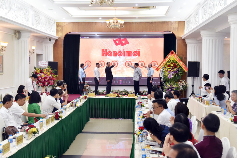 Các đại biểu bấm nút ra mắt Chuyên trang tuyên truyền đại hội Đảng của Báo Hà Nội mới. nik-9986.jpg