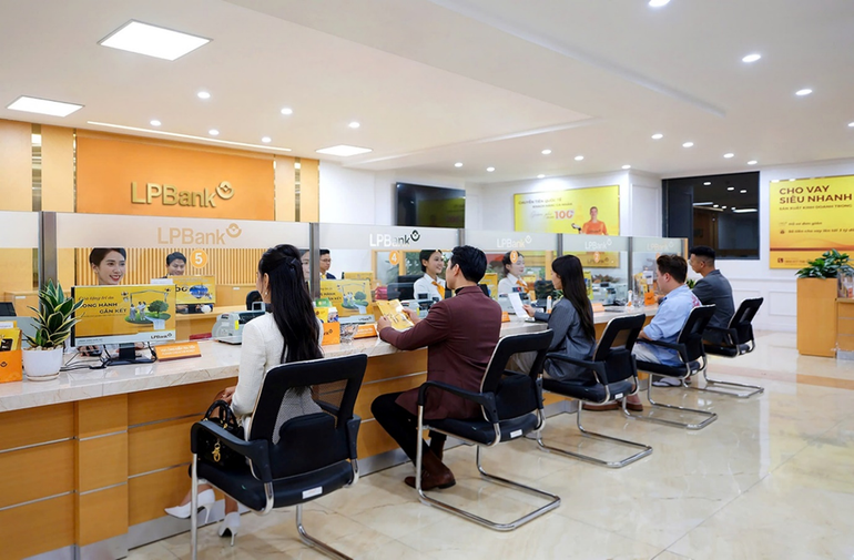 Khách hàng có thể đến bất kỳ phòng giao dịch nào của LPBank tại 63 tỉnh thành để nhận tư vấn gói giải pháp tài chính “Tài chính trọn gói, lợi ích trọn vẹn” Khách hàng có thể đến bất kỳ phòng giao dịch nào của LPBank tại 63 tỉnh thành để nhận tư vấn gói giải pháp tài chính “Tài chính trọn gói, lợi ích trọn vẹn”