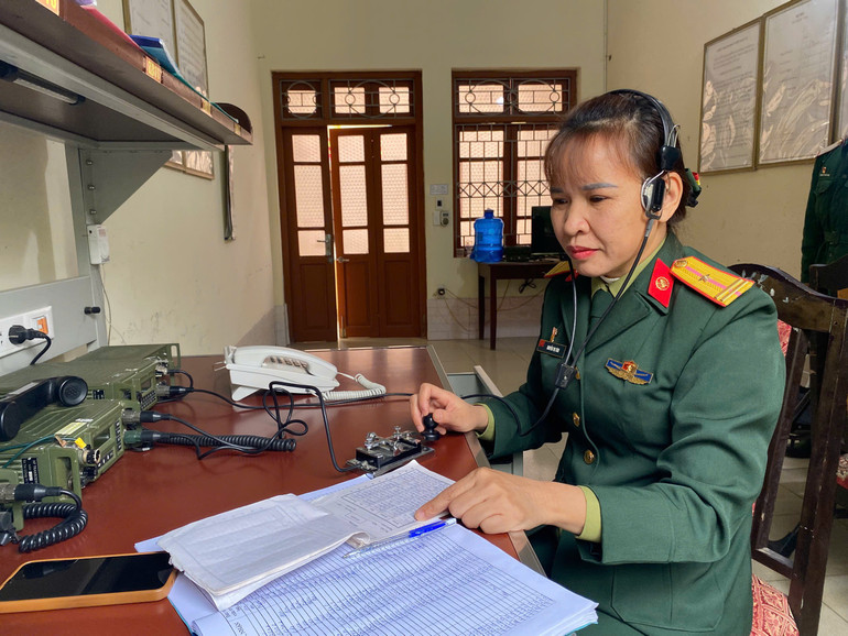Thiếu tá QNCN Nguyễn Thị Tình trong kíp trực. jpg-0809.jpg