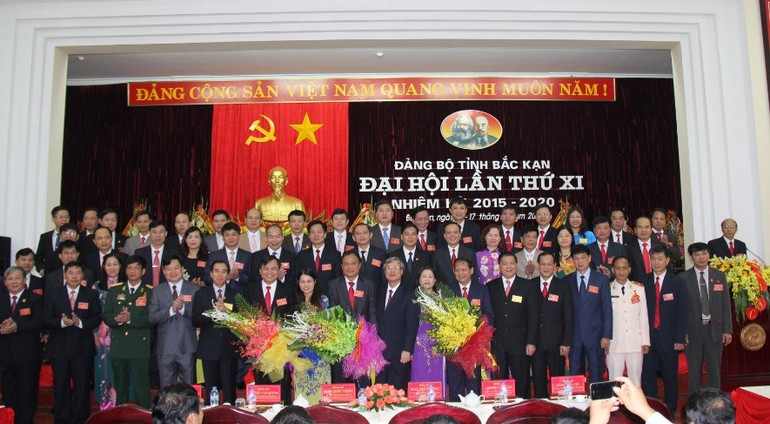 Lãnh đạo các Bộ, Ngành Trung ương tặng hoa chúc mừng Ban Chấp hành Đảng bộ tỉnh Bắc Kạn khóa XI, nhiệm kỳ 2015 - 2020. 11-bch.jpg