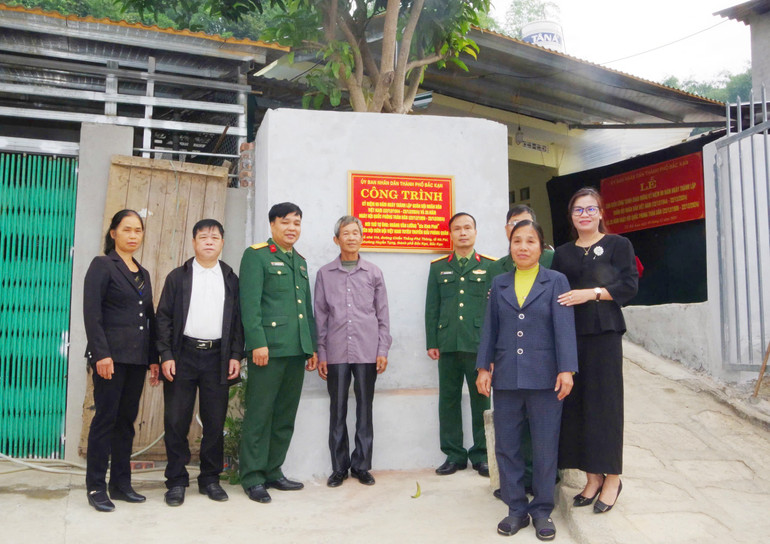Các đại biểu gắn biển công trình. z6099963127876-b4e32a2b1bf66366a60c74c647e05935.jpg