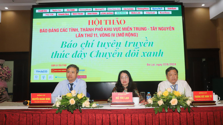Các đồng chí lãnh đạo cơ quan báo Đảng chủ trì Hội thảo. 1 (3).jpg