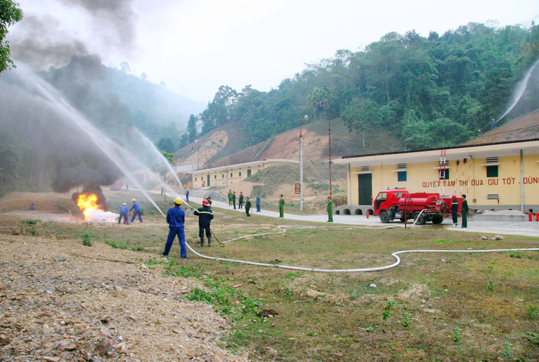 Cán bộ, nhân viên Phòng Hậu cần – Kỹ thuật phối hợp với Công an tỉnh Bắc Kạn luyện tập phương án chữa cháy tại Đại đội kho K97. 10-img-0125.jpg