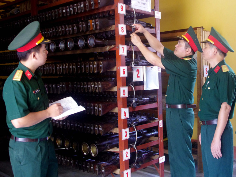 Kiểm tra việc sắp xếp, bảo quản vũ khí tại Ban CHQS huyện Chợ Đồn. 10-imgp0030-2.jpg