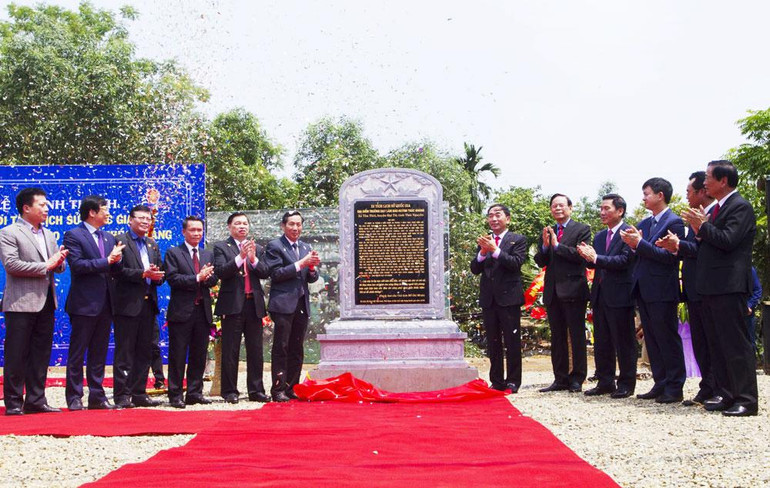 Các đại biểu dự Lễ khánh thành bia Di tích lịch sử Quốc gia Địa điểm Trường dạy làm báo Huỳnh Thúc Kháng tại xã Tân Thái, huyện Đại Từ (ngày 4/4/2019). Ảnh: Tư liệu Các đại biểu dự Lễ khánh thành bia Di tích lịch sử Quốc gia Địa điểm Trường dạy làm báo Huỳnh Thúc Kháng tại xã Tân Thái, huyện Đại Từ (ngày 4/4/2019). Ảnh: Tư liệu