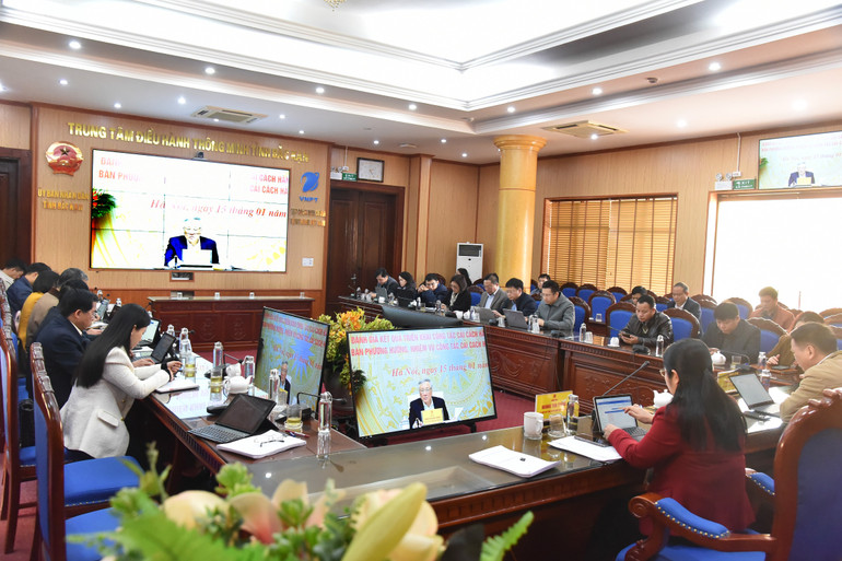 Đại biểu nghe Phó Thủ tướng Thường trực Chính phủ Nguyễn Hòa Bình phát biểu chỉ đạo. nik-6311.jpg
