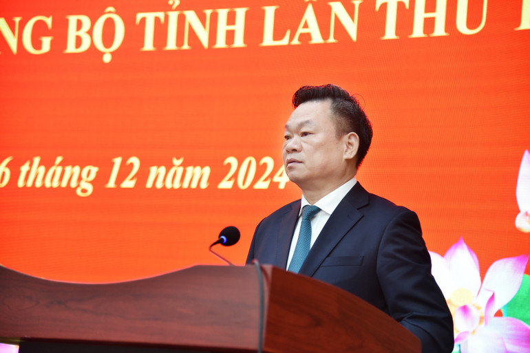 Phát biểu Hội nghị Ban Chấp hành Đảng bộ tỉnh lần thứ 18 (Khóa XII), diễn ra chiều 06/12, đồng chí Hoàng Duy Chinh, Ủy viên Ban Chấp hành Trung ương Đảng, Bí thư Tỉnh ủy, Trưởng đoàn ĐBQH tỉnh cho rằng, trong "Tình hình mới, chúng ta phải có tư duy mới", để thực hiện tốt việc sắp xếp, tinh gọn bộ máy bảo đảm yêu cầu đề ra. nik-5263.jpg