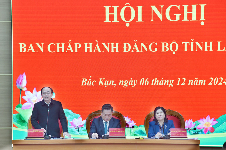 Đồng chí Nguyễn Đăng Bình, Phó Bí thư Tỉnh ủy, Chủ tịch UBND tỉnh tiếp thu các ý kiến của đại biểu và nêu một số giải pháp, quyết tâm thực hiện nhiệm vụ năm 2025. nik-5205.jpg