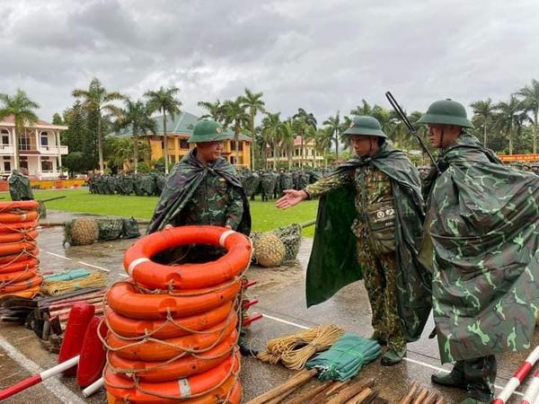 Công tác chuẩn bị phương tiện và nhân lực chống bão của Quân khu 1 (Ảnh: Lương Ngọc Thắng) 458492155_1722960748440115_2370525935319507141_n.jpg